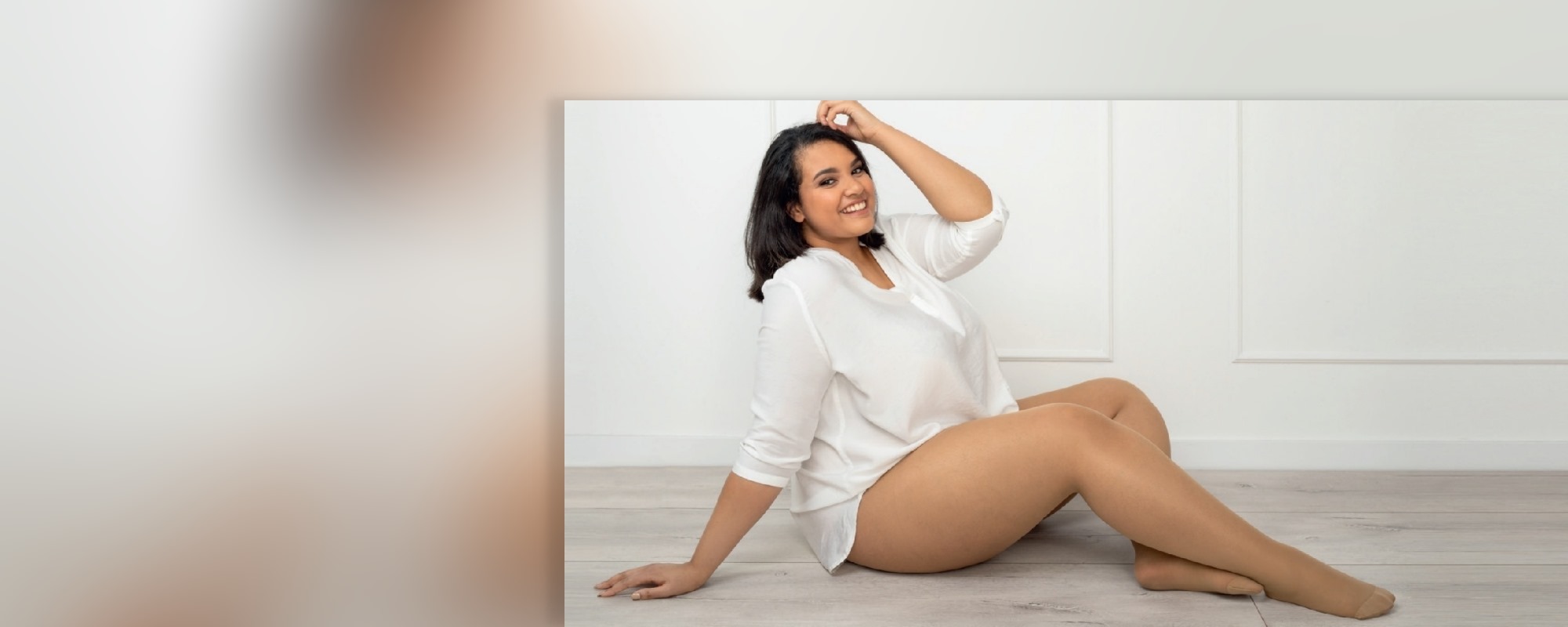 Dame die een huidkleurige basis panty draagt in een maat 7XL