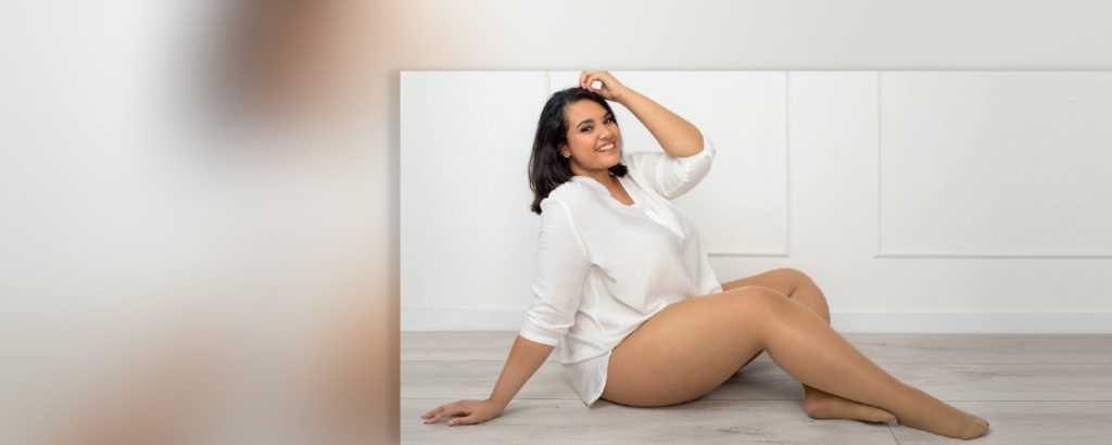 Dame die een huidkleurige basis panty draagt in een maat 7XL